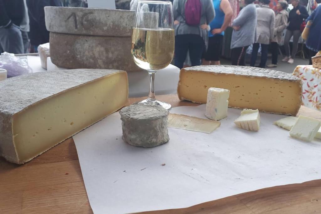 Gite A La Ferme, Avec Animaux, Fromages Et Nature Neuville-les-Decize Exterior photo